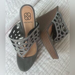 Daisy Fuentes Wedge  -size 8